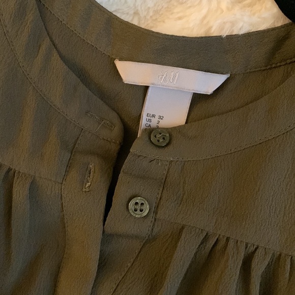 H&M dress it up or dress it down blouse - Picture 3 of 3
